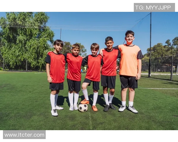 出生在富裕家庭的足球明星们的奢华生活与职业生涯的交织探讨 出生在富裕家庭的足球明星们的奢华生活与职业生涯的交织探讨